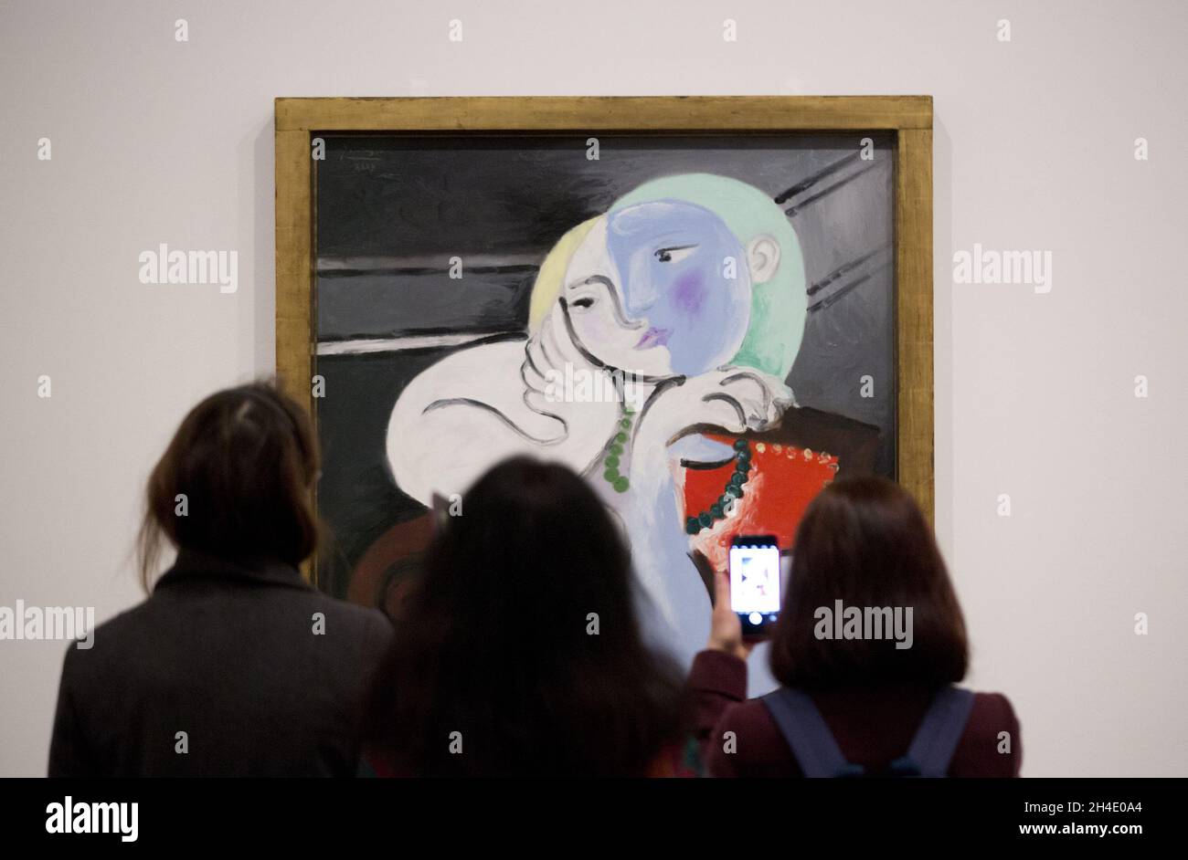 Personnes regardant la fille avant un miroir de Pablo Picasso, 1932, pendant un aperçu de l'exposition Picasso 1932 - Amour, gloire, tragédie à Tate Modern à Londres.Photo datée du mardi 6 mars 2018.Crédit photo devrait se lire: Isabel Infantes / EMPICS Entertainment. Banque D'Images