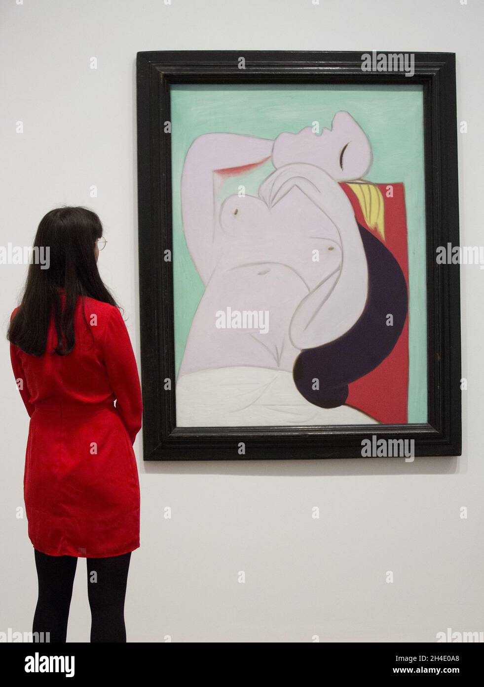 Une femme regardant le sommeil de Pablo Picasso, 1932, pendant un aperçu de l'exposition Picasso 1932 - Amour, gloire, tragédie à Tate Modern à Londres.Photo datée du mardi 6 mars 2018.Crédit photo devrait se lire: Isabel Infantes / EMPICS Entertainment. Banque D'Images