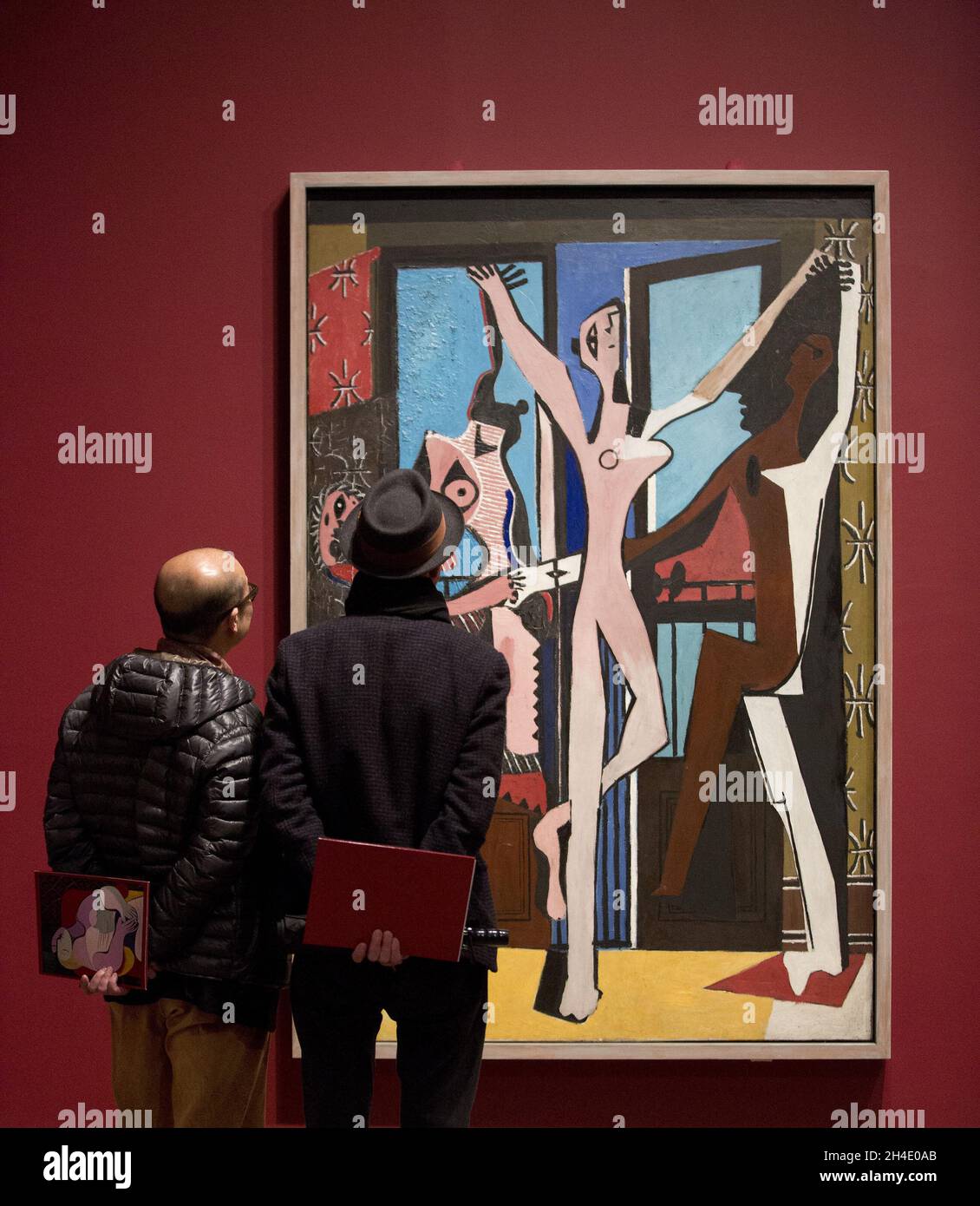 Deux hommes regardant les trois danseurs de Pablo Picasso, 1925, lors d'un aperçu de l'exposition Picasso 1932 - Amour, gloire, tragédie au Tate Modern à Londres.Photo datée du mardi 6 mars 2018.Crédit photo devrait se lire: Isabel Infantes / EMPICS Entertainment. Banque D'Images