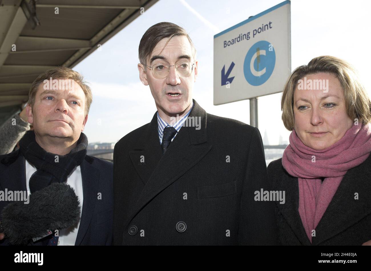 Les députés conservateurs Craig Mackinlay, à gauche, Jacob Rees-Mogg et Anne-Marie-Trevelyan s'expriment lors d'une conférence de presse sur Embankment Pier, à Londres, en prévision d'une manifestation de pêche au départ où des poissons seront jetés dans la Tamise, devant les chambres du Parlement.Photo datée du mercredi 21 mars 2018.Crédit photo devrait se lire: Isabel Infantes / EMPICS Entertainment. Banque D'Images