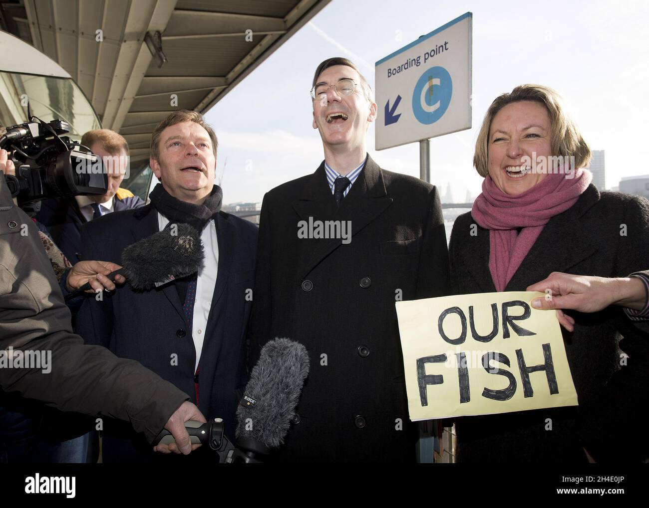 Les députés conservateurs Craig Mackinlay, à gauche, Jacob Rees-Mogg et Anne-Marie-Trevelyan s'expriment lors d'une conférence de presse sur Embankment Pier, à Londres, en prévision d'une manifestation de pêche au départ où des poissons seront jetés dans la Tamise, devant les chambres du Parlement.Photo datée du mercredi 21 mars 2018.Crédit photo devrait se lire: Isabel Infantes / EMPICS Entertainment. Banque D'Images