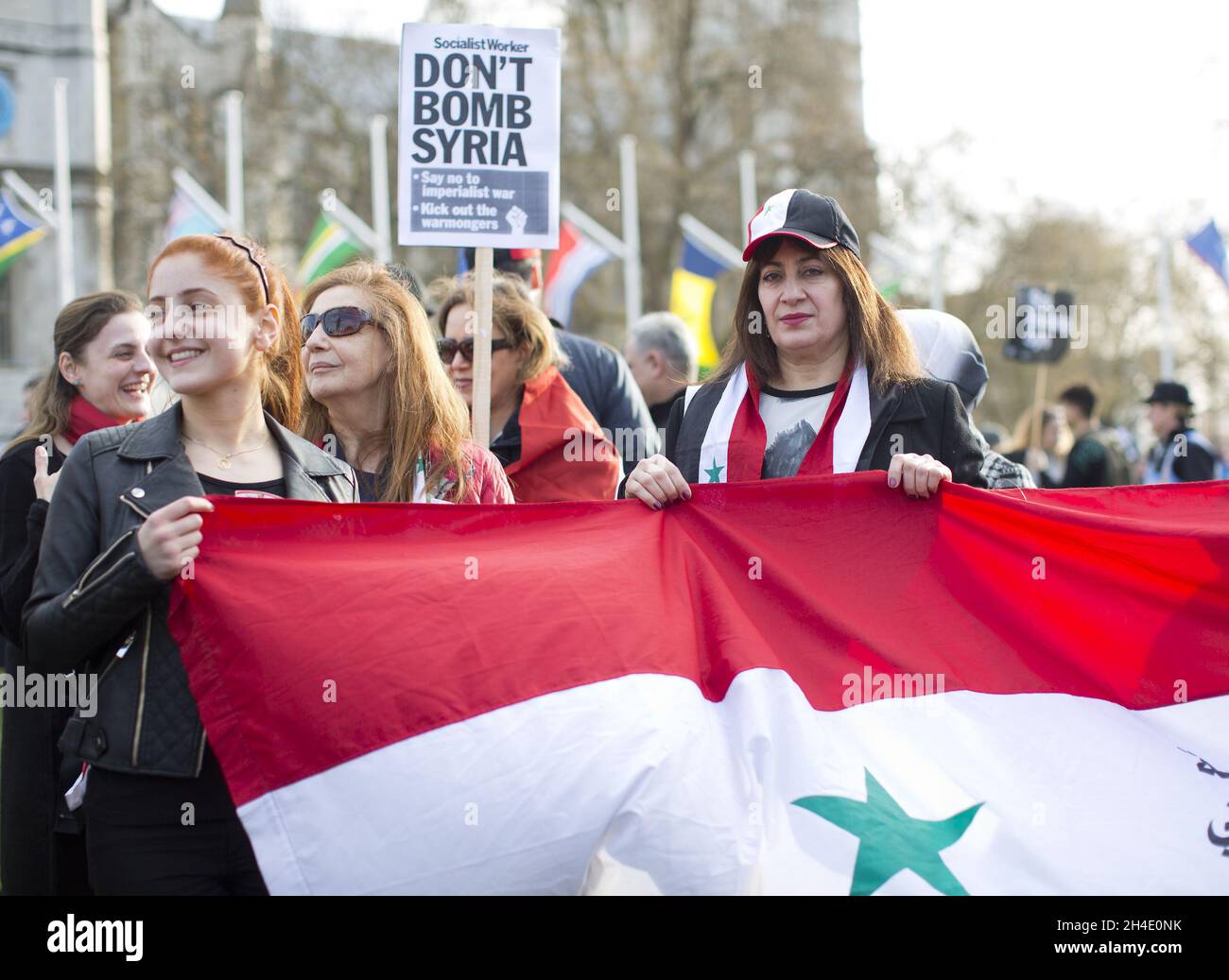 Des manifestants lors d'une manifestation contre une intervention militaire en Syrie sur la place du Parlement, à Londres, à la suite des frappes du gouvernement américain, britannique et français visant les armes chimiques d'Assad.Photo datée du lundi 16 avril 2018.Crédit photo devrait se lire: Isabel Infantes / EMPICS Entertainment. Banque D'Images