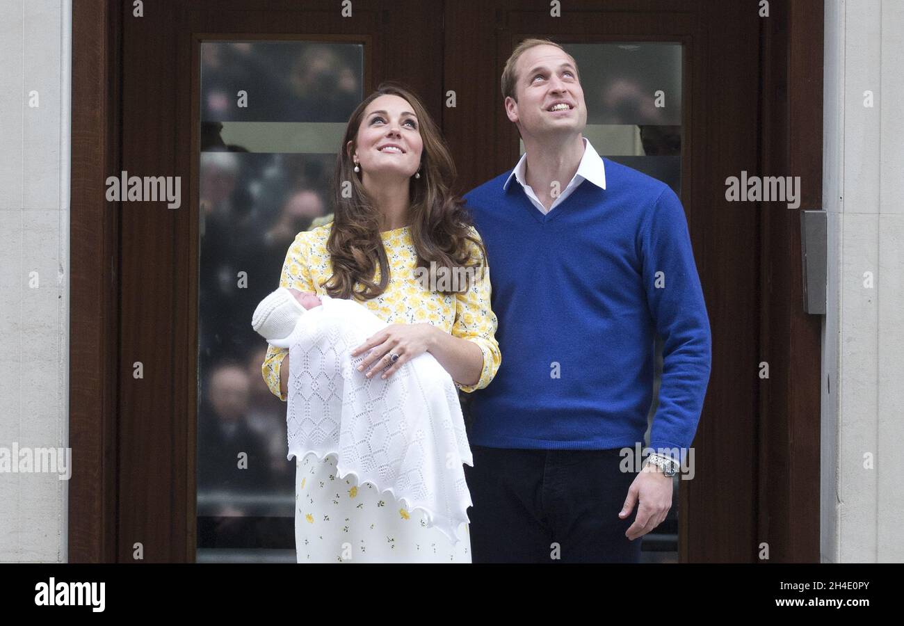 Le duc de Cambridge et la duchesse de Cambridge quittent l'aile Lindo à l'hôpital St. Mary's de Londres, après la naissance de leur fille, la princesse Charlotte.Photo datée du samedi 2 mai 2015.Crédit photo devrait se lire: Isabel Infantes / EMPICS Entertainment. Banque D'Images