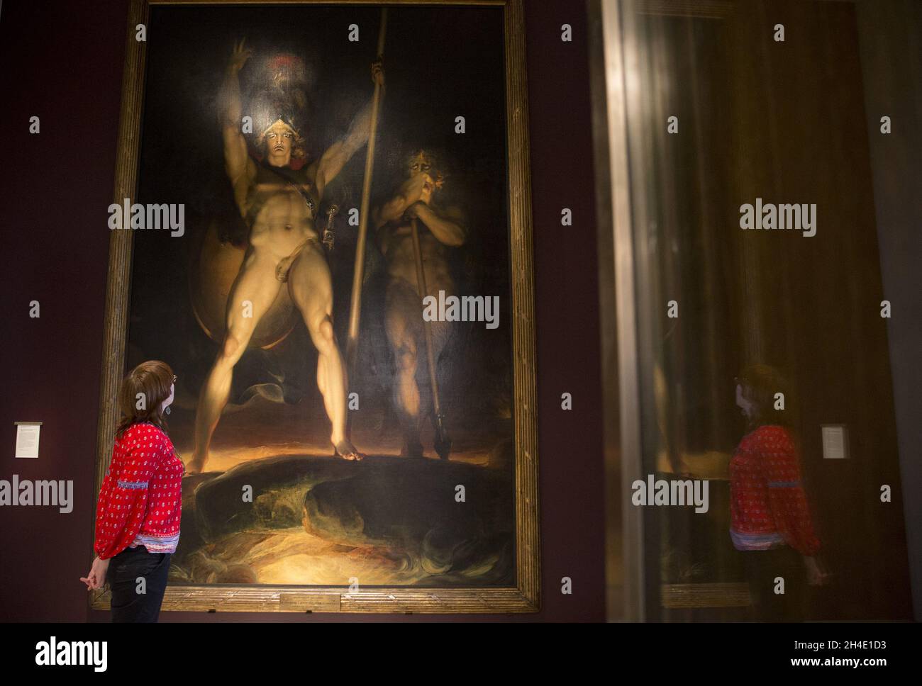 Une femme regarde une huile appelée Satan convoquant ses légions par Sir Thomas Lawrence PRA (1796-1797) dans la Collection Gallery lors du lancement par la presse de la nouvelle Académie royale des arts à la suite d'un réaménagement transformationnel, conçu par Sir David Chipperfield RA et soutenu par la Loterie nationale.Photo datée du lundi 14 mai 2018.Crédit photo devrait se lire: Isabel Infantes / EMPICS Entertainment. Banque D'Images