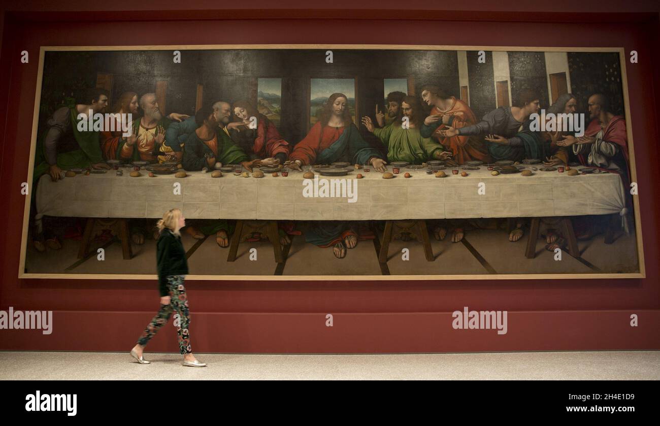 Une femme regarde une huile appelée la Cène (ca.1515-1520) par les élèves de Leonardo et Giampietrino et Marco d' Oggiono et Giovanni Antonio Boltraffio dans la Collection Gallery lors du lancement par la presse de la nouvelle Académie royale des Arts à la suite d'un redéveloppement transformationnel, conçu par Sir David Chipperfield RA et soutenu par la Loterie nationale.Photo datée du lundi 14 mai 2018.Crédit photo devrait se lire: Isabel Infantes / EMPICS Entertainment. Banque D'Images