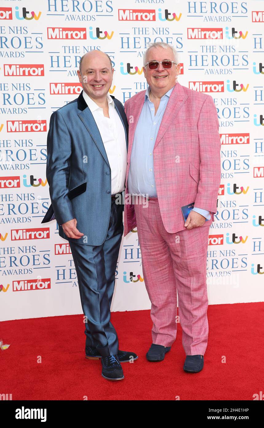 Christopher Biggins, à droite, et Neil Sinclair, partenaire, qui assisteront aux NHS Heroes Awards à l'hôtel Hilton de Londres le 14 mai 2018. Banque D'Images