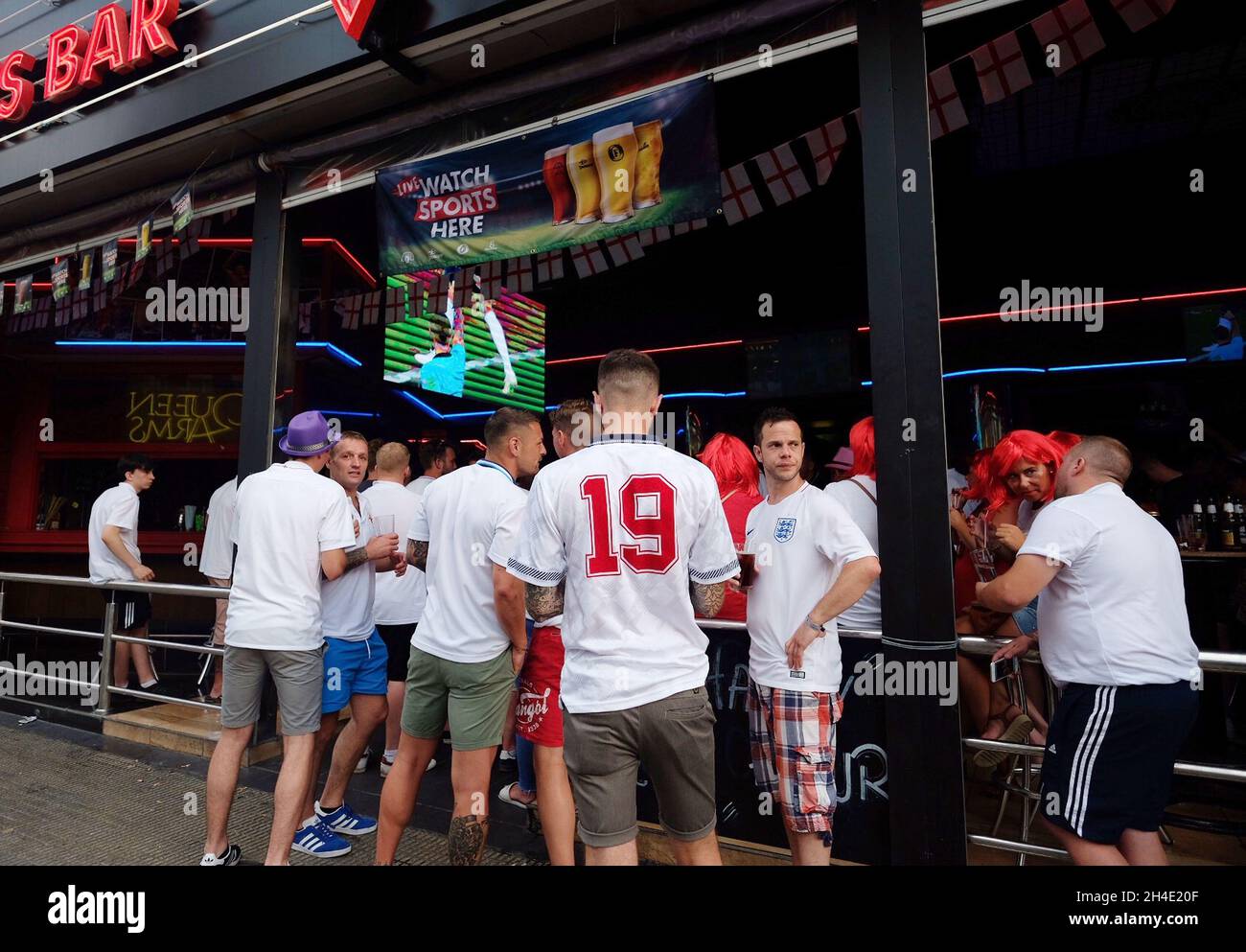 Des expatriés et des touristes britanniques remplissent les pubs de Benidorm, en Espagne, pour assister au match de football de la coupe du monde de la FIFA 2018 entre l'Angleterre et la Belgique.Photo datée du jeudi 28 juin 2018.Crédit photo devrait se lire: Isabel Infantes / EMPICS Entertainment. Banque D'Images