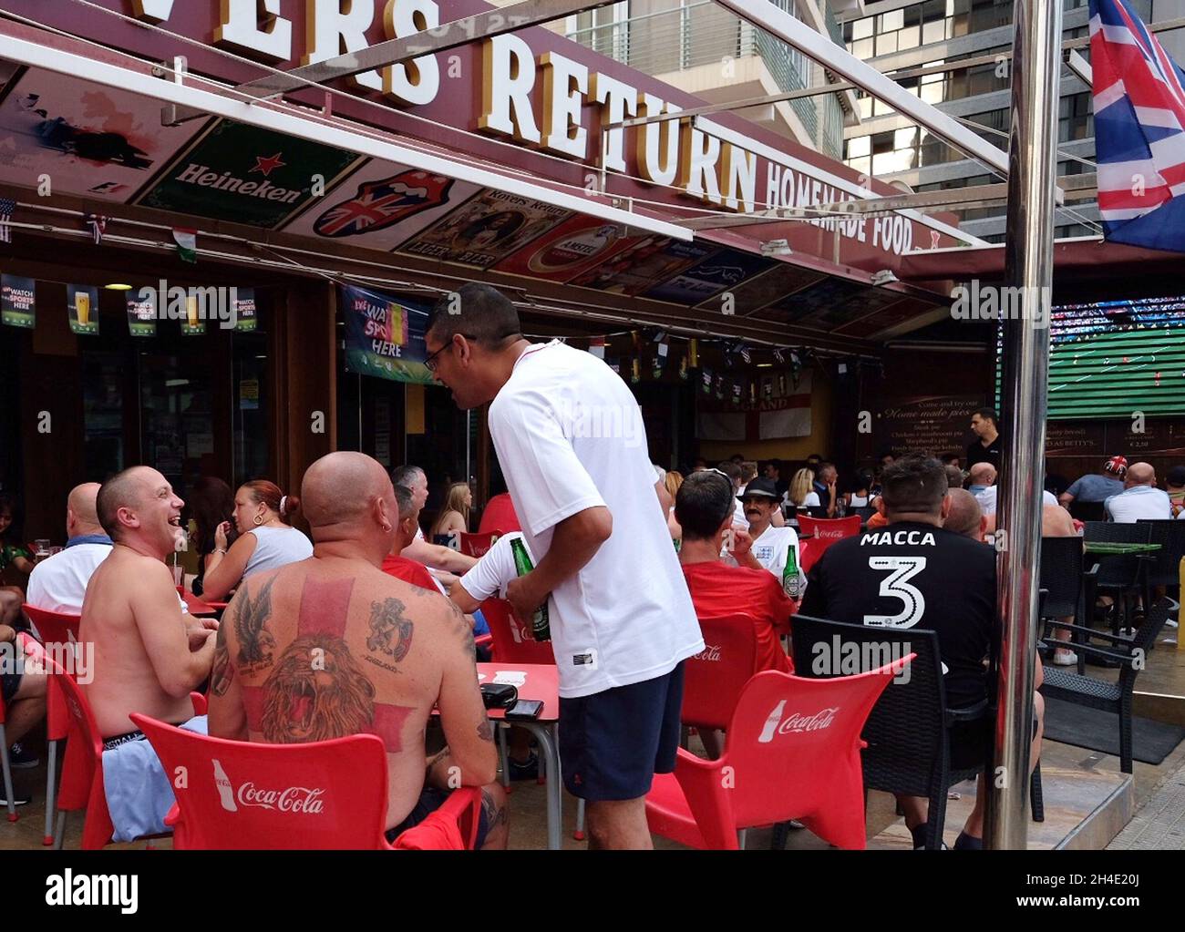 Des expatriés et des touristes britanniques remplissent les pubs de Benidorm, en Espagne, pour assister au match de football de la coupe du monde de la FIFA 2018 entre l'Angleterre et la Belgique.Photo datée du jeudi 28 juin 2018.Crédit photo devrait se lire: Isabel Infantes / EMPICS Entertainment. Banque D'Images