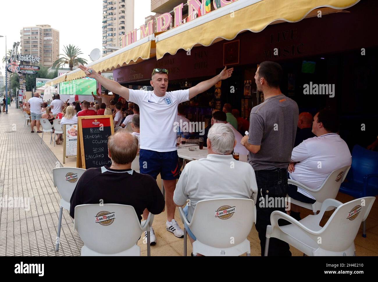 Des expatriés et des touristes britanniques remplissent les pubs de Benidorm, en Espagne, pour assister au match de football de la coupe du monde de la FIFA 2018 entre l'Angleterre et la Belgique.Photo datée du jeudi 28 juin 2018.Crédit photo devrait se lire: Isabel Infantes / EMPICS Entertainment. Banque D'Images