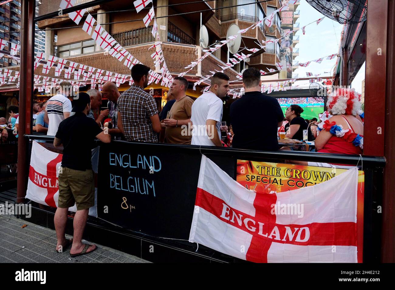 Des expatriés et des touristes britanniques remplissent les pubs de Benidorm, en Espagne, pour assister au match de football de la coupe du monde de la FIFA 2018 entre l'Angleterre et la Belgique.Photo datée du jeudi 28 juin 2018.Crédit photo devrait se lire: Isabel Infantes / EMPICS Entertainment. Banque D'Images