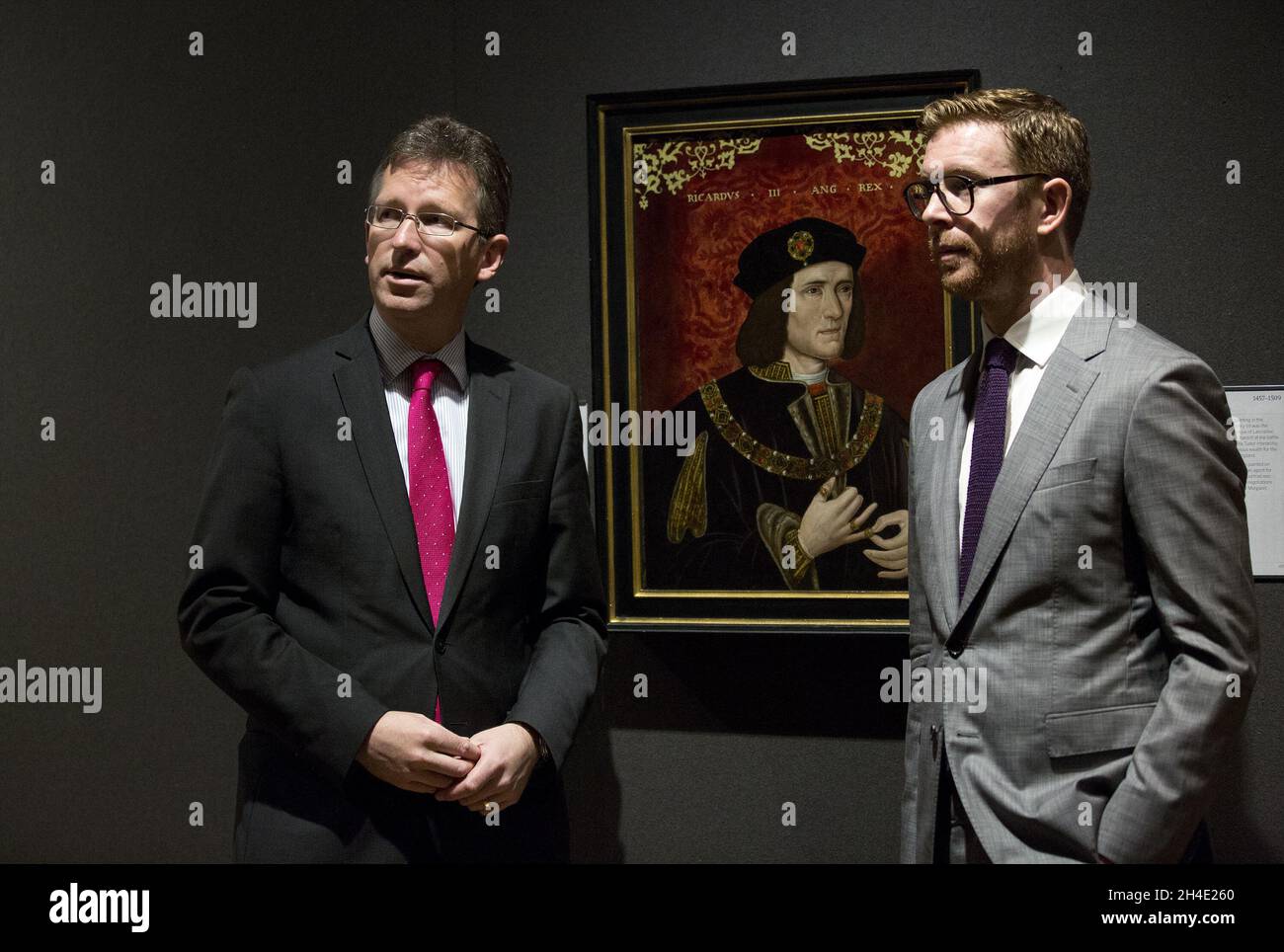 (De gauche à droite) le secrétaire à la Culture Jeremy Wright et le Dr Nicholas Cullinan, directeur, National Portrait Gallery, regardant le portrait du XVIe siècle de Richard III, prêté au New Walk Museum and Art Gallery de Leicester, la ville dans laquelle le roi a été enterré, pour la première fois dans le cadre de son retour à la maison,Un nouveau projet majeur pour prêter les portraits les plus appréciés aux villes du Royaume-Uni. Banque D'Images