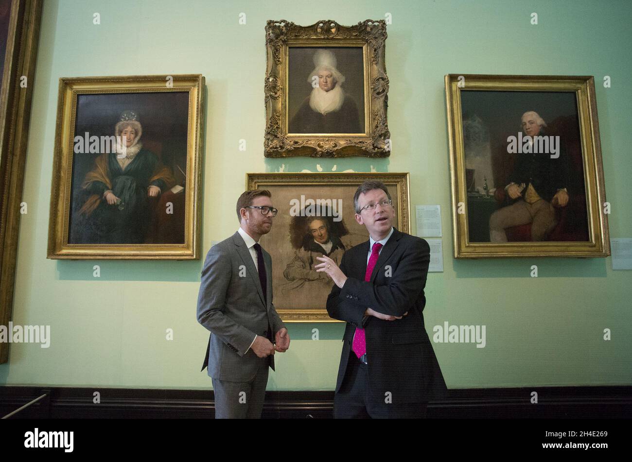 (De droite à gauche) le secrétaire à la Culture Jeremy Wright et le Dr Nicholas Cullinan, directeur du National Portrait Gallery, en regardant le célèbre portrait de William Wilberforce de Sir Thomas Lawrence,Qui se rendra à Hull, le lieu de sa naissance, pour la première fois dans le cadre de Coming Home, un nouveau projet majeur visant à prêter les portraits les plus appréciés aux villes du Royaume-Uni. Banque D'Images