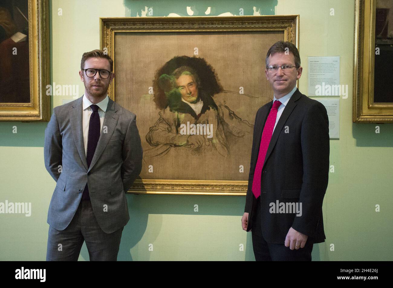 (De droite à gauche) le secrétaire à la Culture Jeremy Wright et le Dr Nicholas Cullinan, directeur du National Portrait Gallery, en regardant le célèbre portrait de William Wilberforce de Sir Thomas Lawrence,Qui se rendra à Hull, le lieu de sa naissance, pour la première fois dans le cadre de Coming Home, un nouveau projet majeur visant à prêter les portraits les plus appréciés aux villes du Royaume-Uni. Banque D'Images