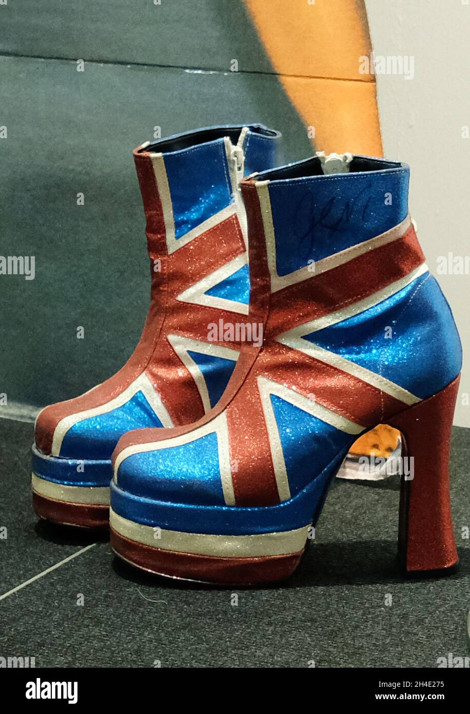 Une paire de chaussures plates-formes Union Jack portées par Geri est  exposée dans le cadre des souvenirs Spice Girls lors de l'exposition «  SpiceUp London » au Business Design Center de Londres