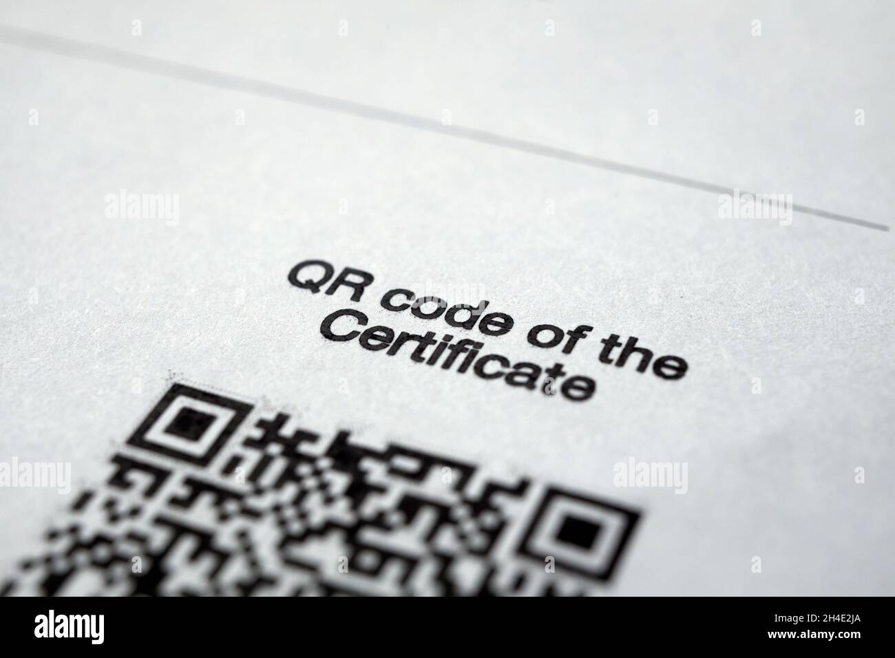 Inscription diagonale 'QR code certificate' en anglais sur un papier délivré en Russie ceux qui sont vaccinés contre le coronavirus (fragment du certi Banque D'Images