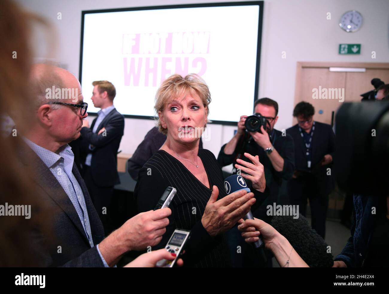 La conservatrice Anna Soubry parle lors de la conférence de presse du vote du peuple dans le centre de Londres après que Theresa May ait appelé les députés à voter sur son accord sur le Brexit hier.Photo datée du mardi 11 décembre 2018 Banque D'Images