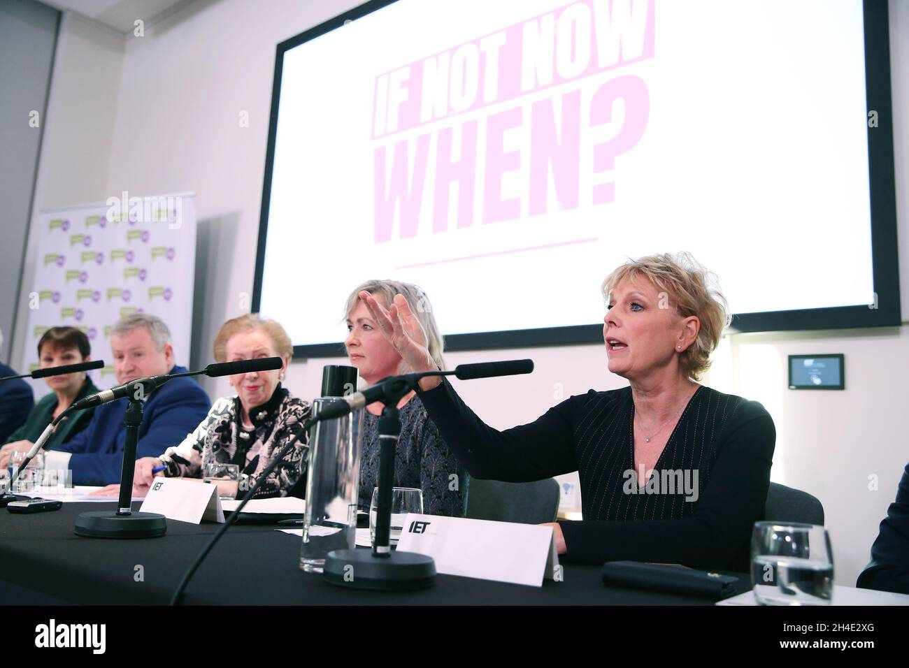 (De gauche à droite) Caroline Lucas, Ian Blackford, Margaret Beckett, Liz Saville Roberts et Anna Soubry lors de la conférence de presse du vote populaire dans le centre de Londres après que Theresa May ait appelé les députés à voter sur son accord sur le Brexit hier.Photo datée du mardi 11 décembre 2018 Banque D'Images