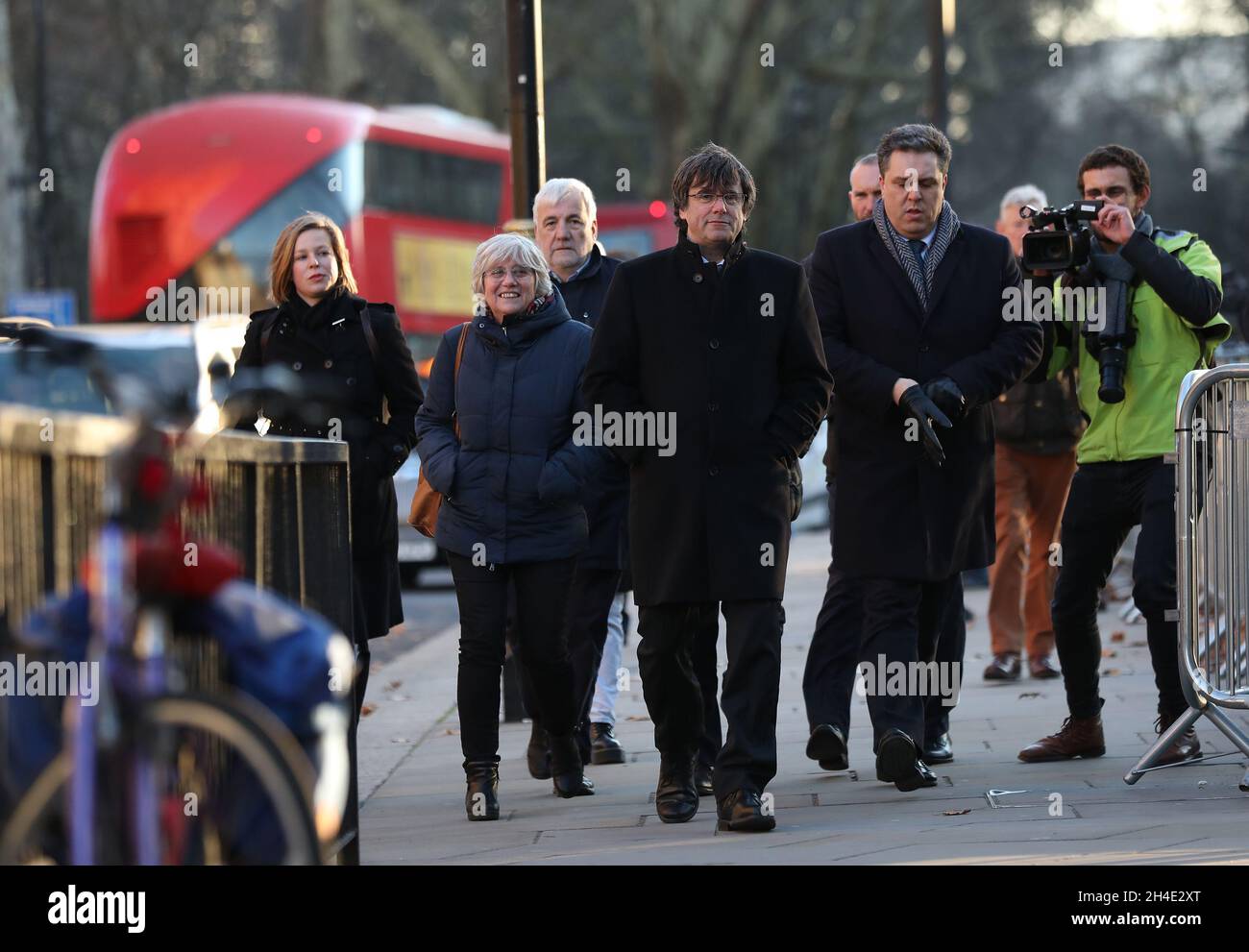 (Centre) l'ancien président régional catalan Carles Puigdemont et le politicien catalan pro-indépendant Clara Ponsati (deuxième de gauche) à Westminster, Londres, dans le cadre d'une visite au Royaume-Uni.Photo datée du jeudi 13 décembre 2018 Banque D'Images