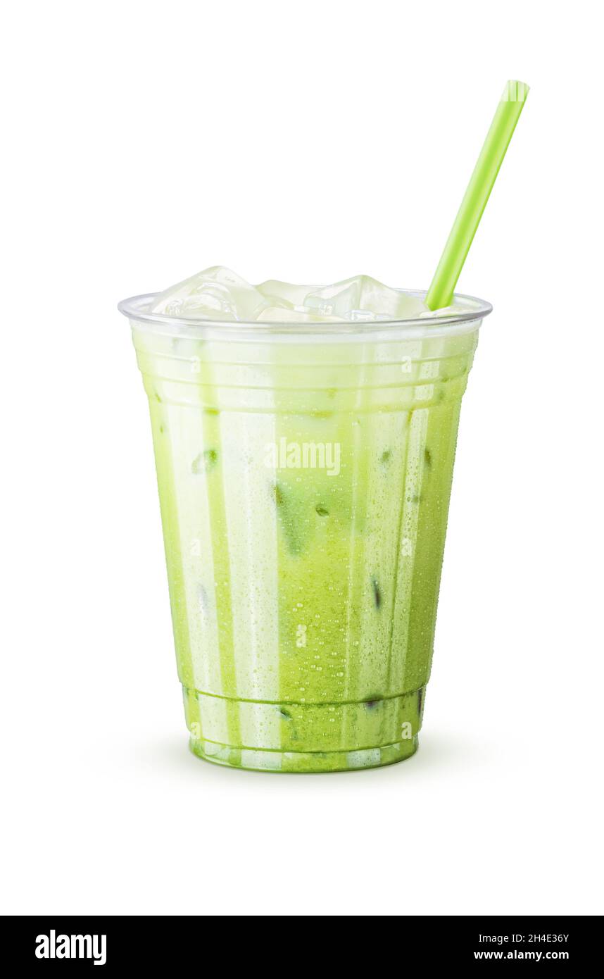 Thé vert japonais glacé Matcha Latte Layered avec du lait et de la glace dans une tasse en plastique générique isolée sur blanc Banque D'Images