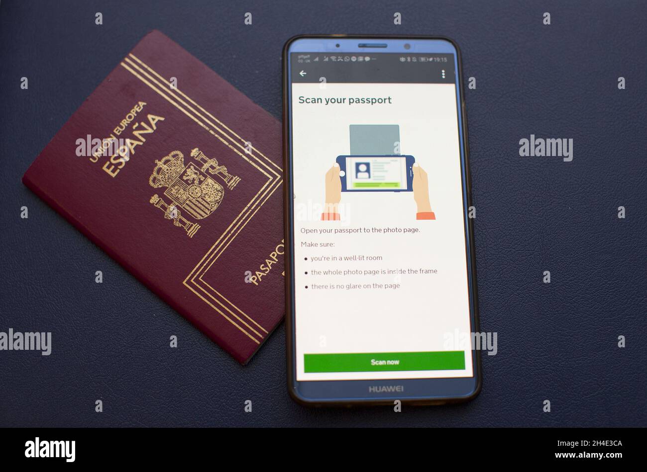 Le règlement du Brexit est affiché sur une application pour smartphone à côté d'un passeport espagnol, car le gouvernement a lancé un système d'enregistrement post-Brexit pour que des millions de citoyens de l'UE puissent demander le statut de pays stable au Royaume-Uni.Photo datée du mercredi 23 janvier 2019.Crédit photo devrait se lire: Isabel Infantes / EMPICS Entertainment. Banque D'Images