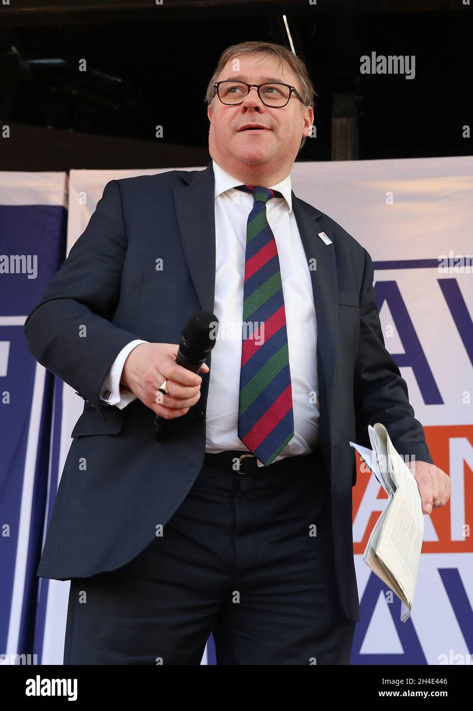 Le député de Mark Francois s'est exprimé sur scène lors de la marche pour quitter la manifestation sur la place du Parlement, Westminster, Londres Banque D'Images
