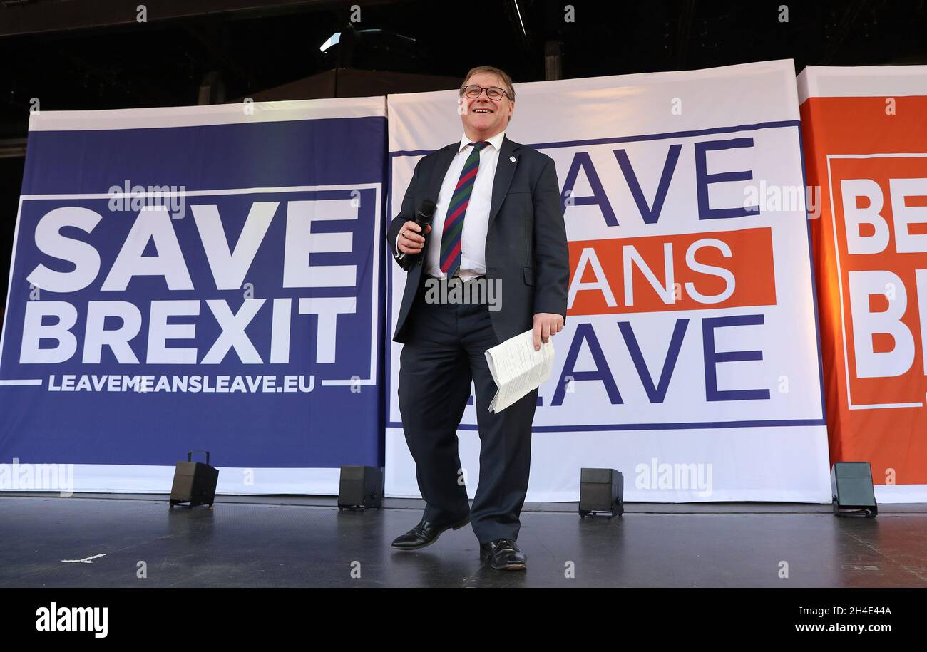 Le député de Mark Francois s'est exprimé sur scène lors de la marche pour quitter la manifestation sur la place du Parlement, Westminster, Londres Banque D'Images