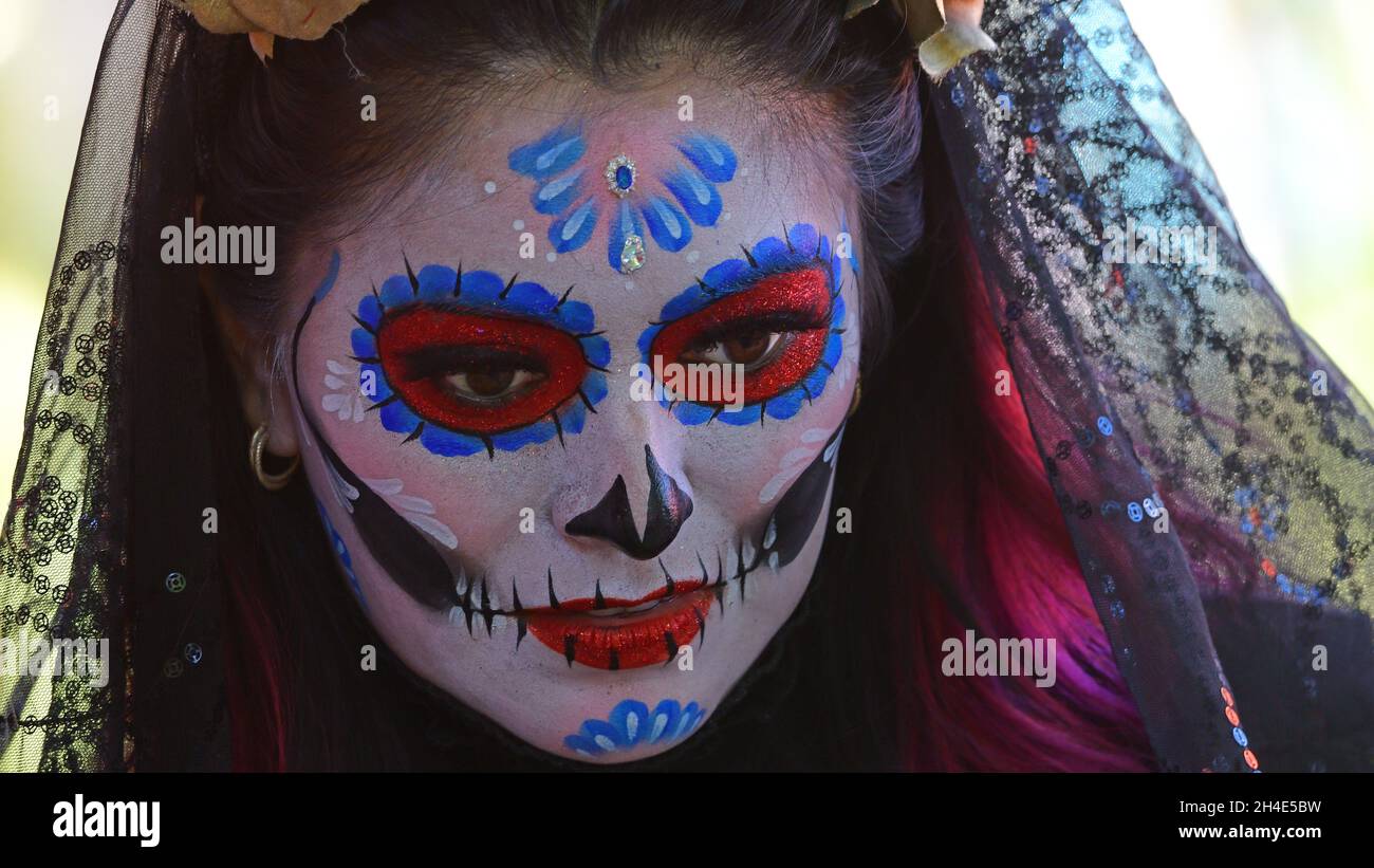 Femme à Dia de los Muertos Catrina maquillage à la célébration Dia de los Muertos à San Diego Californie le 30 octobre 2021 Banque D'Images