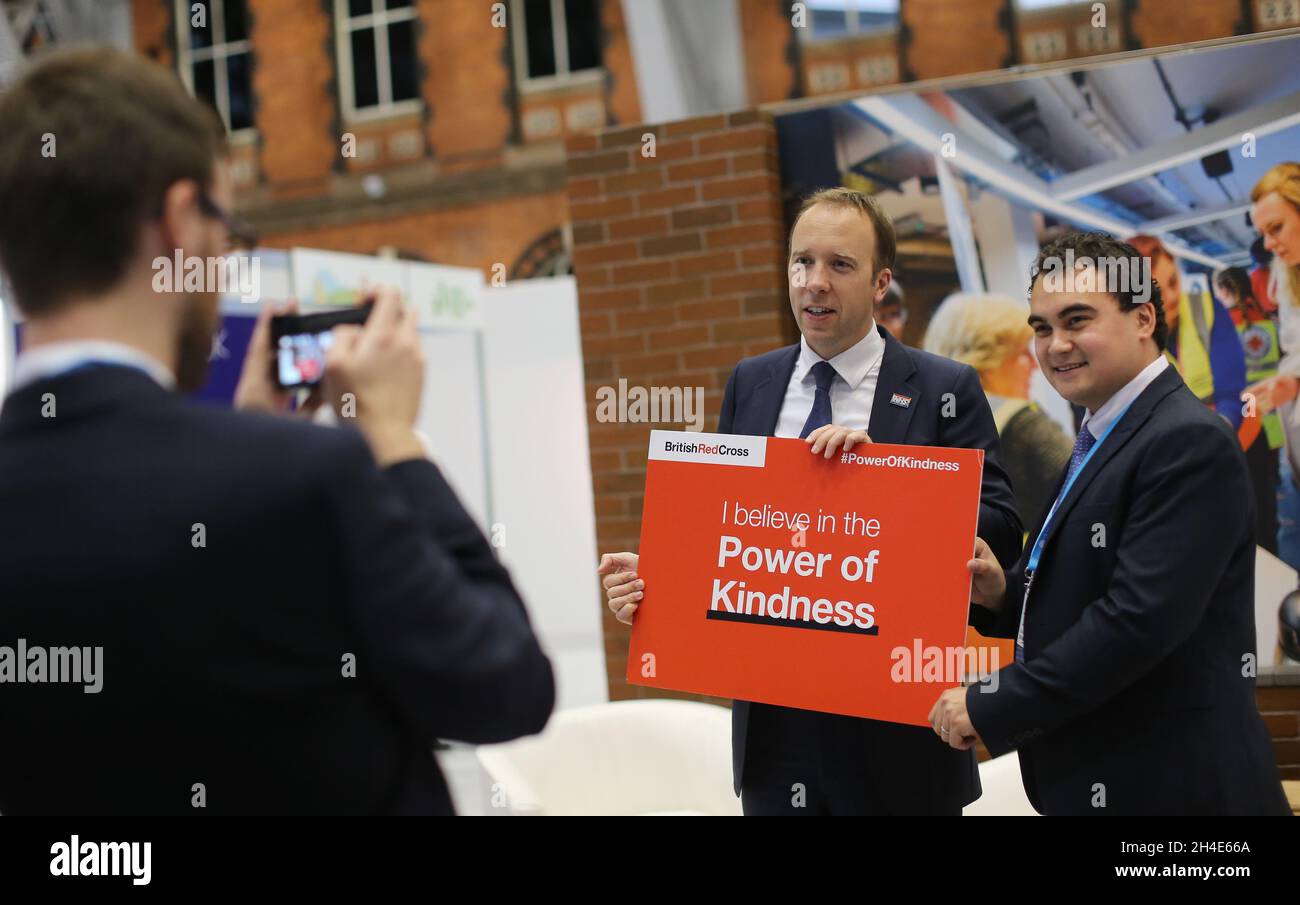 Matt Hancock, secrétaire à la Santé et aux soins sociaux, lors d'une promenade dans les stands du commerce le premier jour de la Conférence du Parti conservateur qui se tient au Centre des congrès de Manchester.Photo datée du dimanche 29 septembre 2019.Crédit photo devrait se lire: Isabel Infantes / EMPICS Entertainment. Banque D'Images