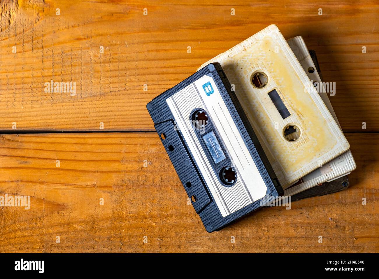 Anciennes cassettes audio sur des planches en bois gros plan Banque D'Images