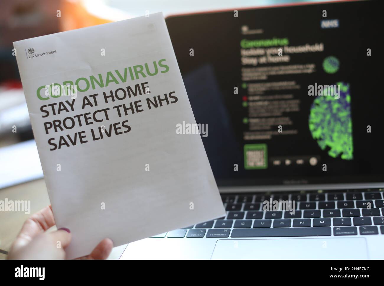 Une publicité de santé publique lisant « œIsolate votre foyer.Restez à la maison – un livret d'information sur le coronavirus envoyé par le gouvernement britannique à tous les foyers britanniques, tandis que le Royaume-Uni continue de se verrouiller pour aider à freiner la propagation du coronavirus.Date de la photo: Mercredi 15 avril 2020. Banque D'Images