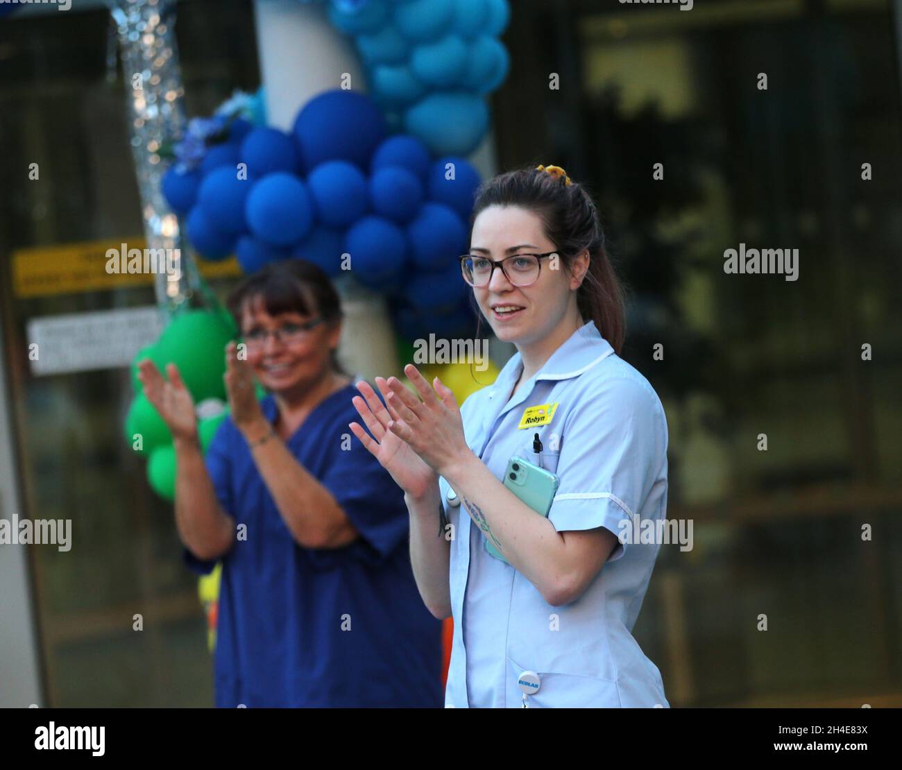 Les employés du NHS à l'hôpital Whittington, dans le nord de Londres, se joignent aux applaudissements pour saluer les héros locaux lors du Clap national de jeudi pour que les soignants reconnaissent et soutiennent les employés du NHS et les soignants qui luttent contre la pandémie du coronavirus.Date de la photo : jeudi 30 avril 2020. Banque D'Images