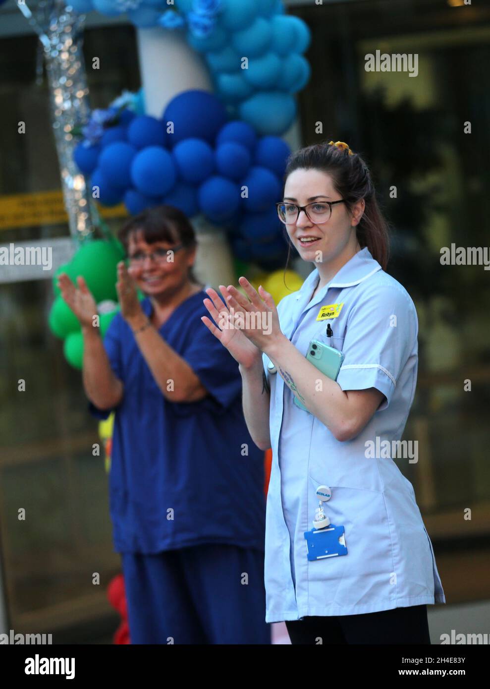 Les employés du NHS à l'hôpital Whittington, dans le nord de Londres, se joignent aux applaudissements pour saluer les héros locaux lors du Clap national de jeudi pour que les soignants reconnaissent et soutiennent les employés du NHS et les soignants qui luttent contre la pandémie du coronavirus.Date de la photo : jeudi 30 avril 2020. Banque D'Images