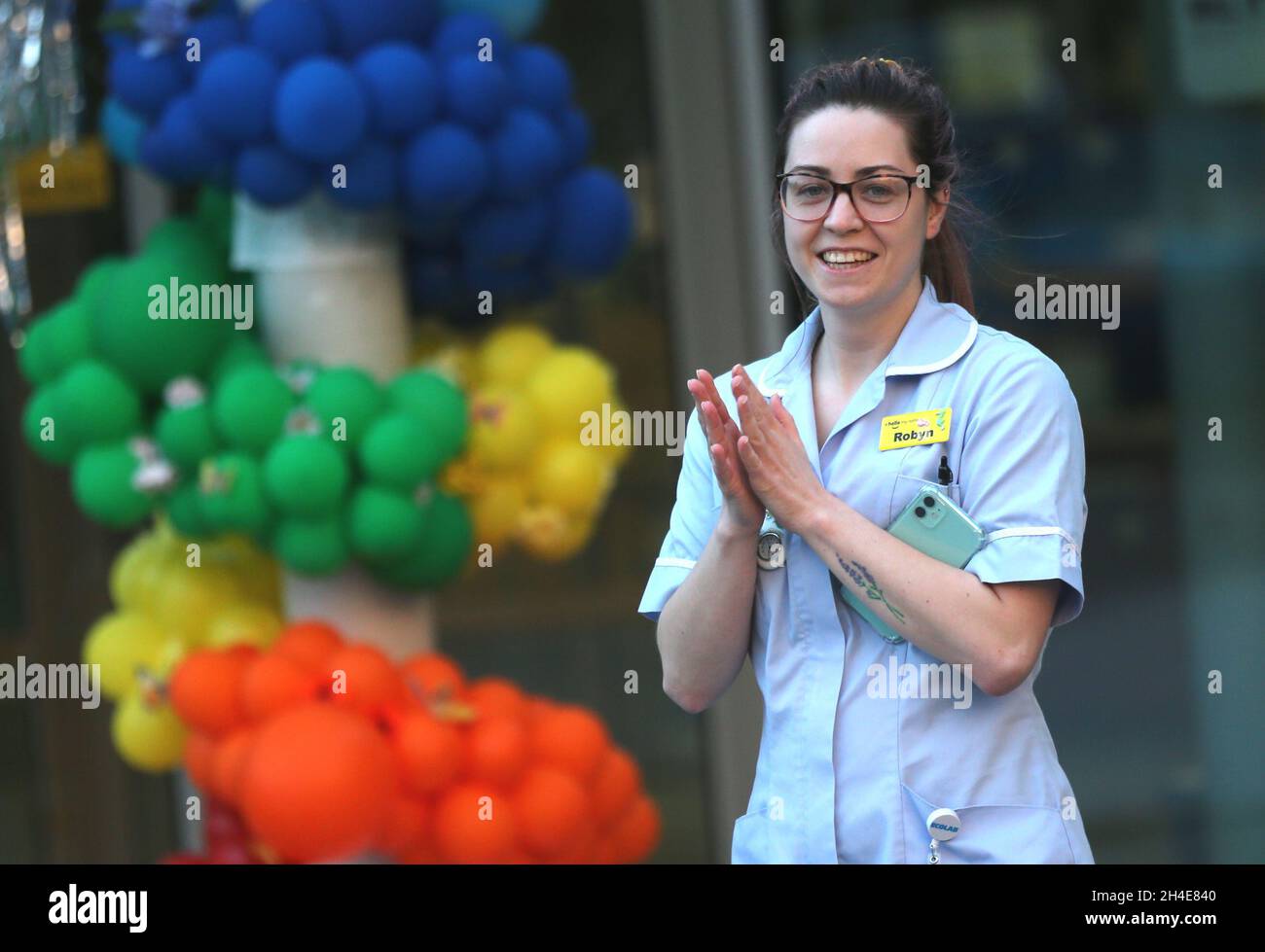 Un employé du NHS à l'hôpital de Whittington, dans le nord de Londres, se joint aux applaudissements pour saluer les héros locaux lors du Clap national de jeudi pour que les soignants reconnaissent et soutiennent les travailleurs du NHS et les soignants qui luttent contre la pandémie du coronavirus.Date de la photo : jeudi 30 avril 2020. Banque D'Images