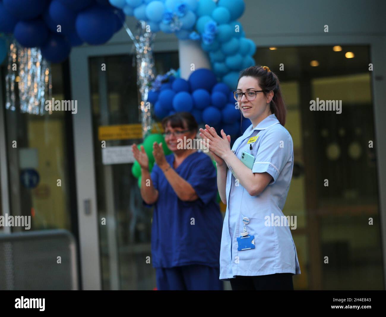 Les employés du NHS à l'hôpital Whittington, dans le nord de Londres, se joignent aux applaudissements pour saluer les héros locaux lors du Clap national de jeudi pour que les soignants reconnaissent et soutiennent les employés du NHS et les soignants qui luttent contre la pandémie du coronavirus.Date de la photo : jeudi 30 avril 2020. Banque D'Images