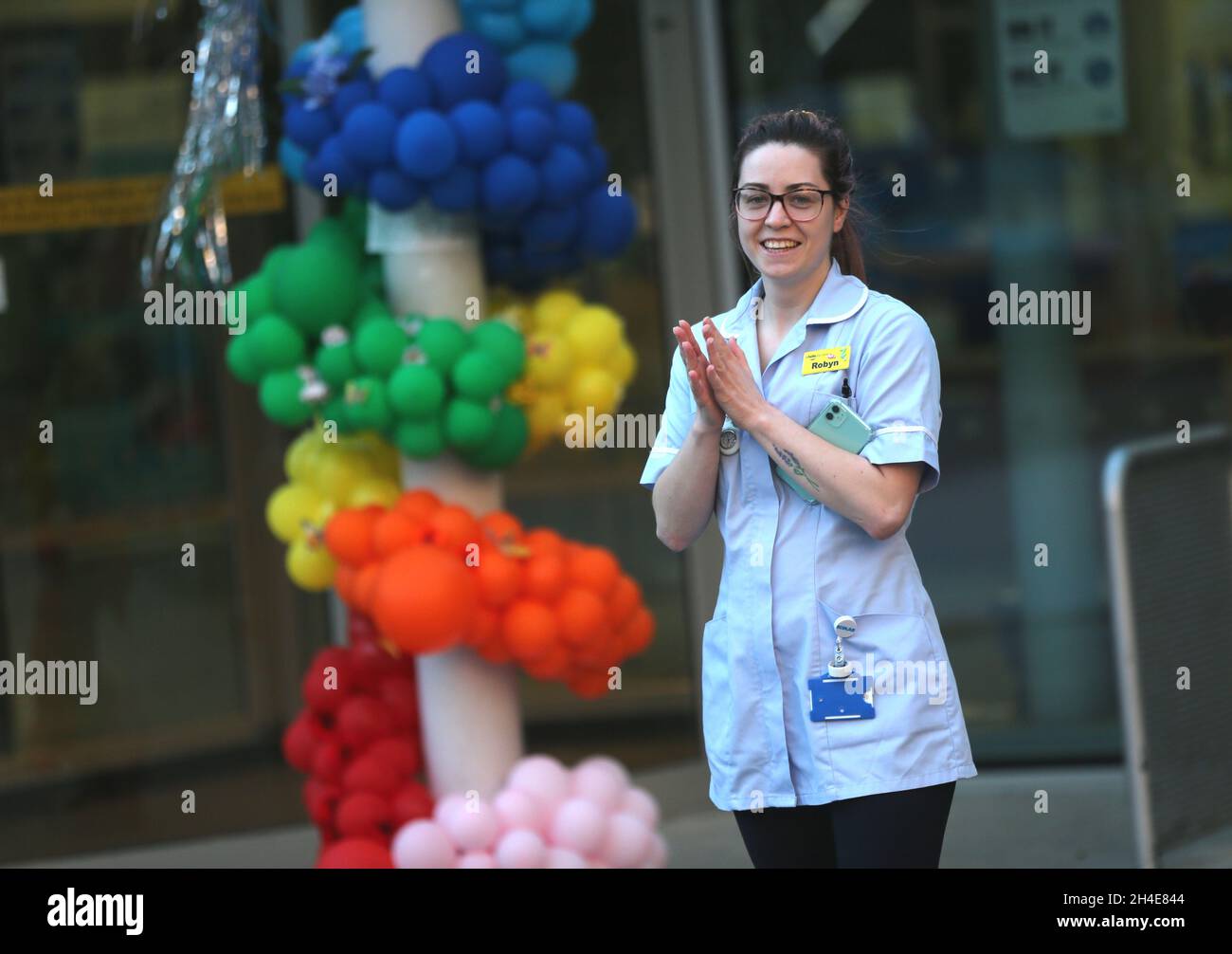 Un employé du NHS à l'hôpital de Whittington, dans le nord de Londres, se joint aux applaudissements pour saluer les héros locaux lors du Clap national de jeudi pour que les soignants reconnaissent et soutiennent les travailleurs du NHS et les soignants qui luttent contre la pandémie du coronavirus.Date de la photo : jeudi 30 avril 2020. Banque D'Images