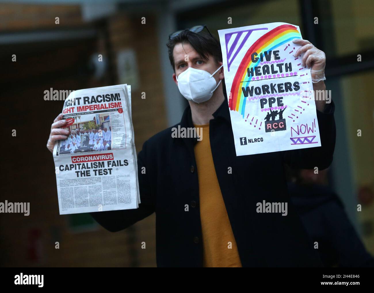 Un militant des manifestations du groupe communiste révolutionnaire du nord de Londres (NLRCG) pour appeler le gouvernement à augmenter le nombre de tests pour Covid-19 et d'équipements de protection individuelle (EPI) adéquats,Alors qu'il se joint aux travailleurs du NHS à l'extérieur de l'hôpital du nord de Londres pour les applaudissements, il salue les héros locaux lors du Clap national de jeudi pour que les soignants reconnaissent et soutiennent les travailleurs du NHS et les soignants qui luttent contre la pandémie du coronavirus.Date de la photo : jeudi 30 avril 2020. Banque D'Images