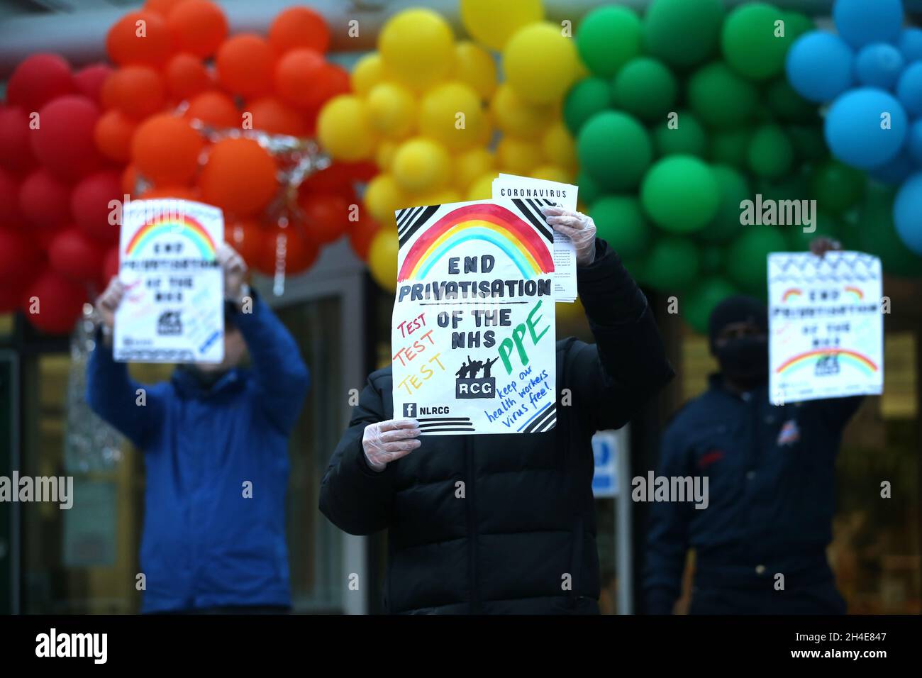 Des militants du groupe communiste révolutionnaire du nord de Londres (NLRCG) protestent pour appeler le gouvernement à augmenter le nombre de tests de Covid-19 et d'équipements de protection individuelle (EPI) adéquats,Alors qu'il se joint aux travailleurs du NHS à l'extérieur de l'hôpital du nord de Londres pour les applaudissements, il salue les héros locaux lors du Clap national de jeudi pour que les soignants reconnaissent et soutiennent les travailleurs du NHS et les soignants qui luttent contre la pandémie du coronavirus.Date de la photo : jeudi 30 avril 2020. Banque D'Images