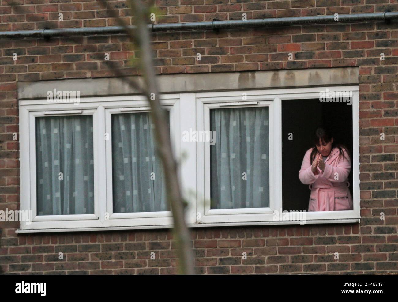 Un voisin en face de l'hôpital de Whittington, dans le nord de Londres, se joint aux applaudissements pour saluer les héros locaux au cours du Clap national de jeudi pour que les soignants reconnaissent et soutiennent les travailleurs du NHS et les soignants qui luttent contre la pandémie du coronavirus.Date de la photo : jeudi 30 avril 2020. Banque D'Images