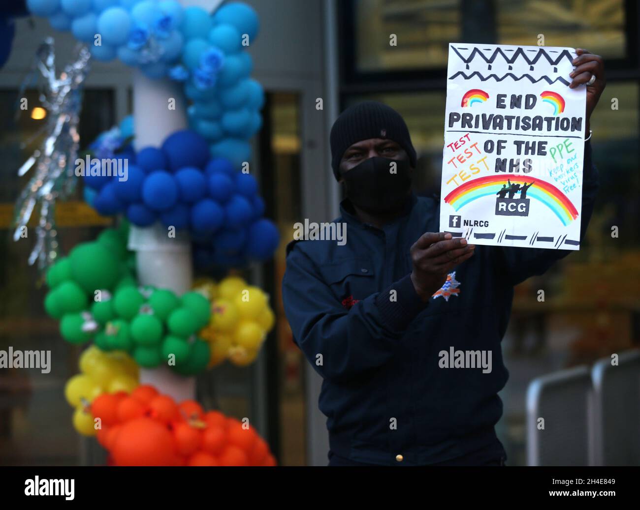Un militant des manifestations du groupe communiste révolutionnaire du nord de Londres (NLRCG) pour appeler le gouvernement à augmenter le nombre de tests pour Covid-19 et d'équipements de protection individuelle (EPI) adéquats,Alors qu'il se joint aux travailleurs du NHS à l'extérieur de l'hôpital du nord de Londres pour les applaudissements, il salue les héros locaux lors du Clap national de jeudi pour que les soignants reconnaissent et soutiennent les travailleurs du NHS et les soignants qui luttent contre la pandémie du coronavirus.Date de la photo : jeudi 30 avril 2020. Banque D'Images