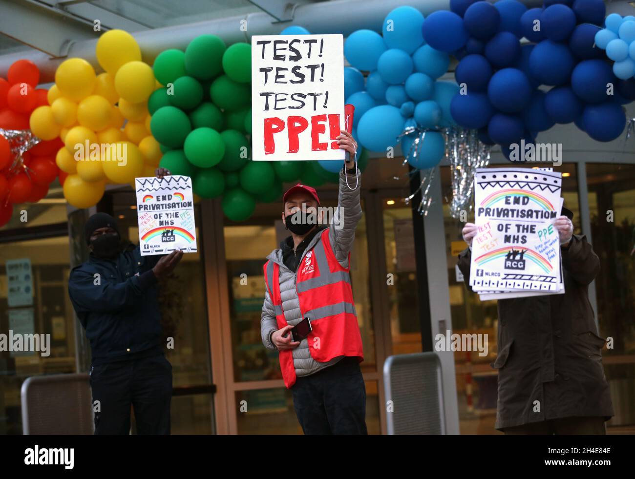 Des militants du groupe communiste révolutionnaire du nord de Londres (NLRCG) protestent pour appeler le gouvernement à augmenter le nombre de tests de Covid-19 et d'équipements de protection individuelle (EPI) adéquats,Alors qu'il se joint aux travailleurs du NHS à l'extérieur de l'hôpital du nord de Londres pour les applaudissements, il salue les héros locaux lors du Clap national de jeudi pour que les soignants reconnaissent et soutiennent les travailleurs du NHS et les soignants qui luttent contre la pandémie du coronavirus.Date de la photo : jeudi 30 avril 2020. Banque D'Images