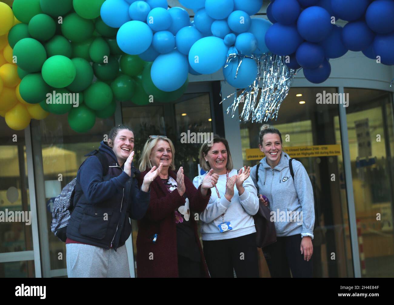 Un groupe de femmes à l'extérieur de l'hôpital Whittington, dans le nord de Londres, se joignent aux applaudissements pour saluer les héros locaux au cours du Clap national de jeudi pour que les soignants reconnaissent et soutiennent les travailleurs du NHS et les soignants qui luttent contre la pandémie du coronavirus.Date de la photo : jeudi 30 avril 2020. Banque D'Images