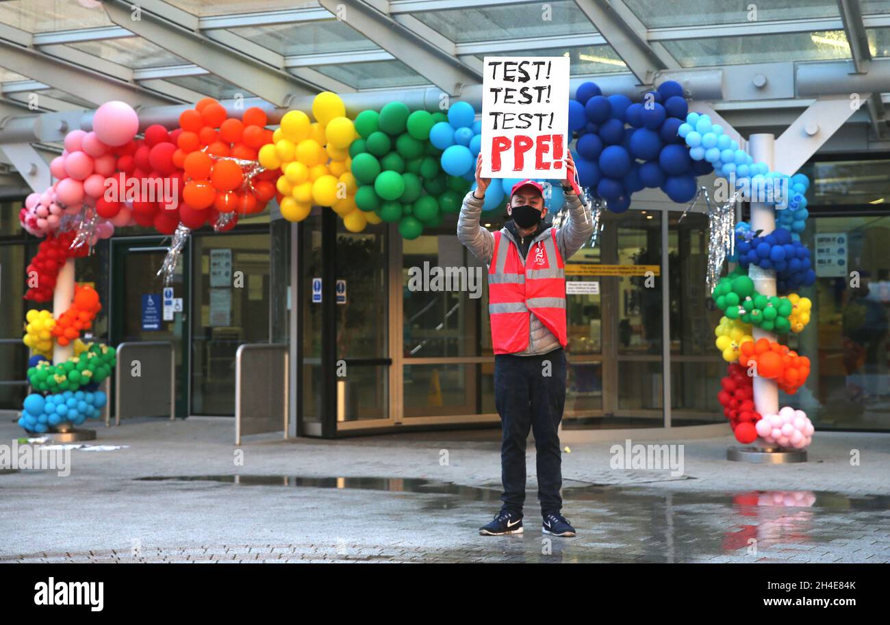Un militant des manifestations du groupe communiste révolutionnaire du nord de Londres (NLRCG) pour appeler le gouvernement à augmenter le nombre de tests pour Covid-19 et d'équipements de protection individuelle (EPI) adéquats,Alors qu'il se joint aux travailleurs du NHS à l'extérieur de l'hôpital du nord de Londres pour les applaudissements, il salue les héros locaux lors du Clap national de jeudi pour que les soignants reconnaissent et soutiennent les travailleurs du NHS et les soignants qui luttent contre la pandémie du coronavirus.Date de la photo : jeudi 30 avril 2020. Banque D'Images