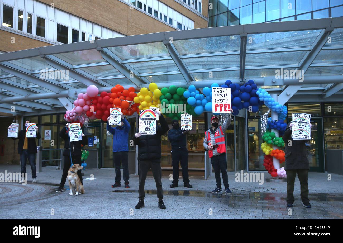 Un groupe de militants du groupe communiste révolutionnaire du nord de Londres (NLRCG) protestent pour appeler le gouvernement à augmenter le nombre de tests pour Covid-19 et l'équipement de protection individuelle adéquat (EPI),Alors qu'il se joint aux travailleurs du NHS à l'extérieur de l'hôpital du nord de Londres pour les applaudissements, il salue les héros locaux lors du Clap national de jeudi pour que les soignants reconnaissent et soutiennent les travailleurs du NHS et les soignants qui luttent contre la pandémie du coronavirus.Date de la photo : jeudi 30 avril 2020. Banque D'Images