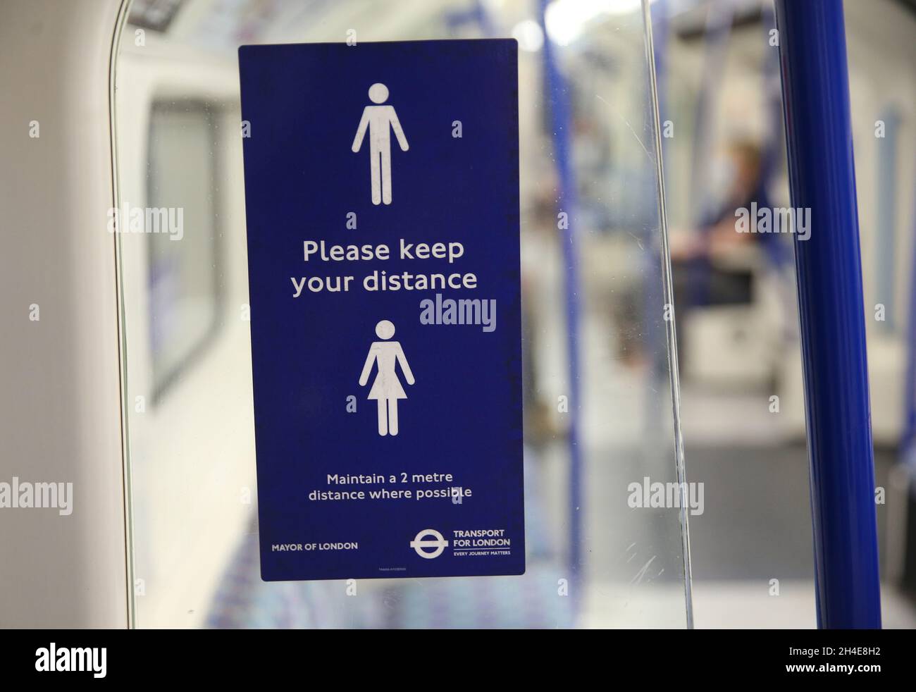 Un autocollant sur le train souterrain de la ligne Picadilly indiquant aux gens d'adhérer à la distanciation sociale et de rester à deux mètres d'écart en voyageant sur le métro de Londres, alors que le gouvernement commence à assouplir certaines mesures de confinement en Angleterre.Date de la photo : lundi 1er juin 2020. Banque D'Images