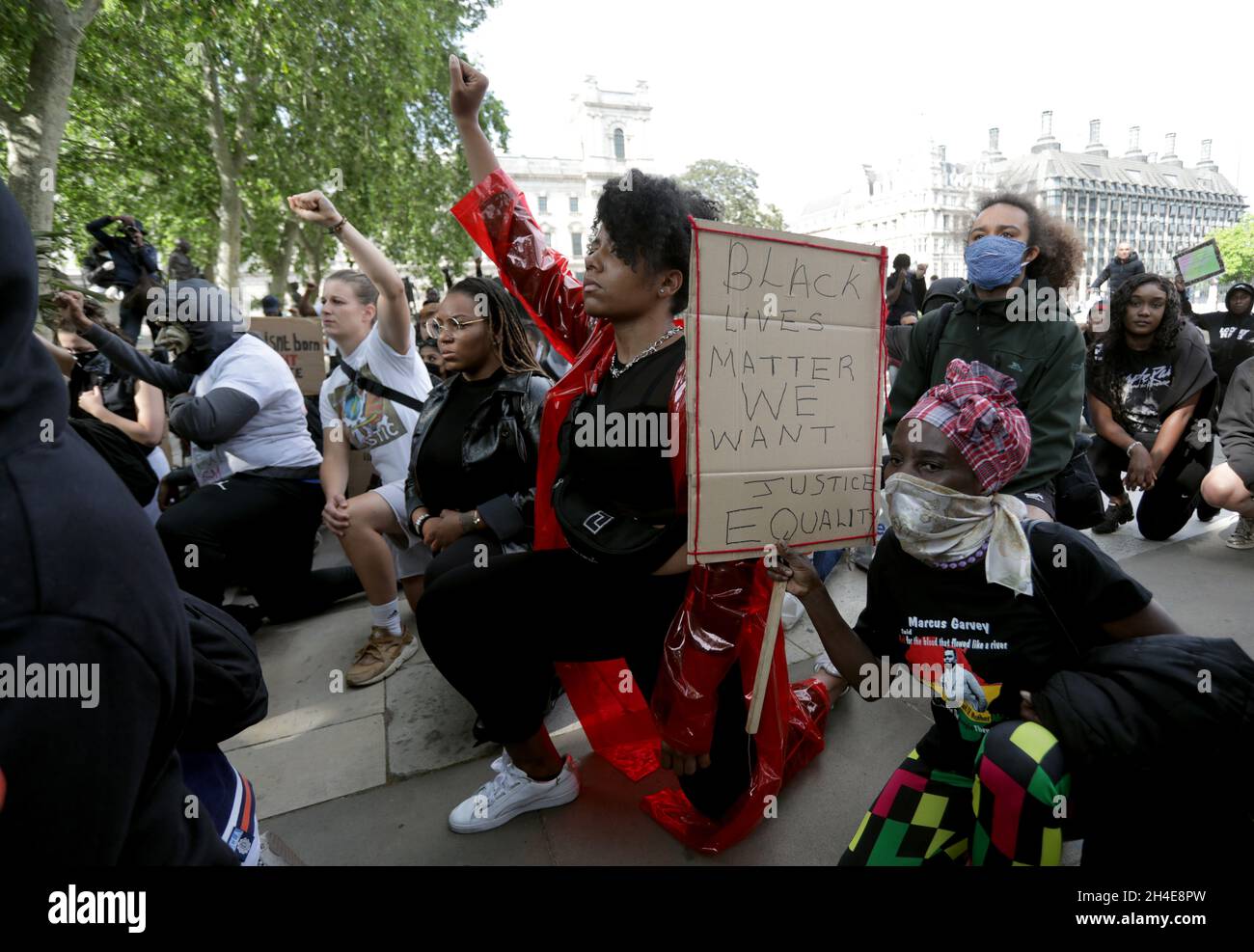 Les gens prennent le genou lors d'un rassemblement à la statue de Nelson Mandela sur la place du Parlement, à Londres, alors que les funérailles de George Floyd ont lieu aux États-Unis à la suite de sa mort le 25 mai, alors qu'il était en garde à vue dans la ville américaine de Minneapolis.Date de la photo: Mardi 9 juin 2020. Banque D'Images