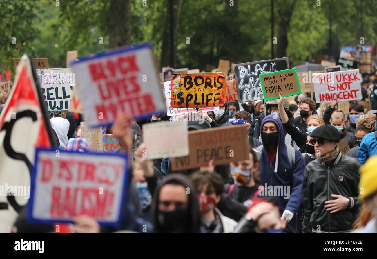 Les manifestants défilent sur Park Lane lors d'un rassemblement Black Lives Matter à Londres.Date de la photo: Vendredi 12 juin 2020. Banque D'Images