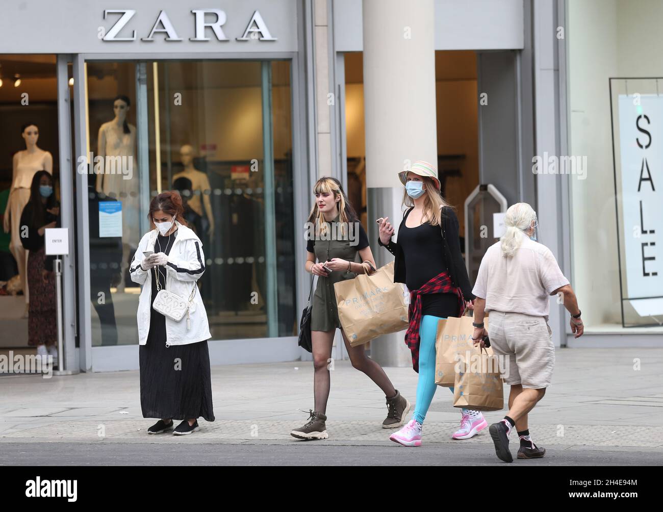 Les acheteurs qui portent des masques à l'extérieur de Zara sur Oxford  Street, Londres, alors que des boutiques non essentielles en Angleterre  ouvrent leurs portes aux clients pour la première fois depuis