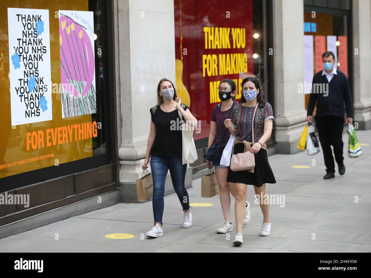 Les acheteurs qui portent des masques extérieurs au grand magasin Selfridges d'Oxford Street, Londres, en tant que magasins non essentiels en Angleterre, ouvrent leurs portes aux clients pour la première fois depuis que des restrictions de verrouillage du coronavirus ont été imposées en mars.Date de la photo: Lundi 15 juin 2020. Banque D'Images
