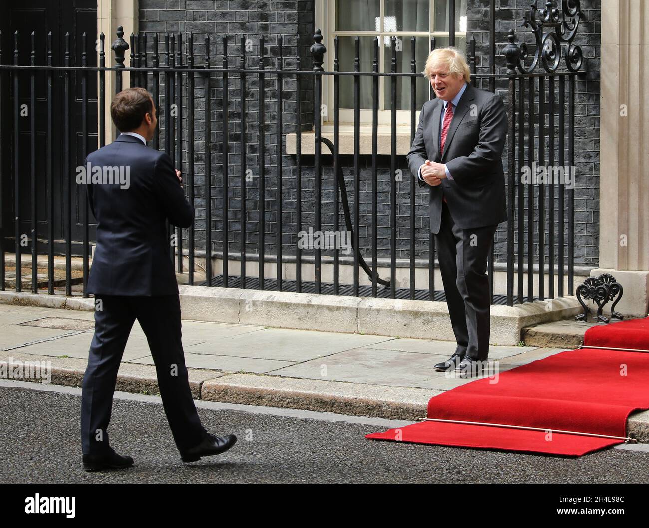 (À droite) le Premier ministre Boris Johnson accueille le président français Emmanuel Macron à Downing Street à Londres lors de sa visite au Royaume-Uni pour souligner le 80e anniversaire de la diffusion en temps de guerre du leader français de la résistance Charles de Gaullet.Date de la photo: Jeudi 18 juin 2020. Banque D'Images