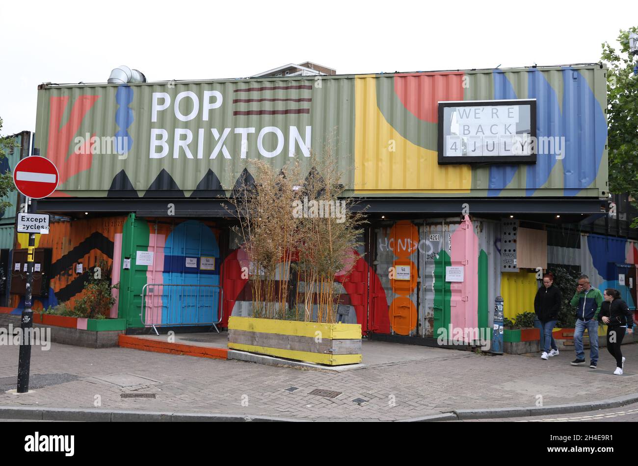 Un panneau à Pop Brixton, dans le sud de Londres, annonçant le marché alimentaire est de retour en juillet 4, ouvrant leurs portes pour la première fois en trois mois après un assouplissement majeur des restrictions de verrouillage du coronavirus.Date de la photo: Samedi 4 juillet 2020. Banque D'Images